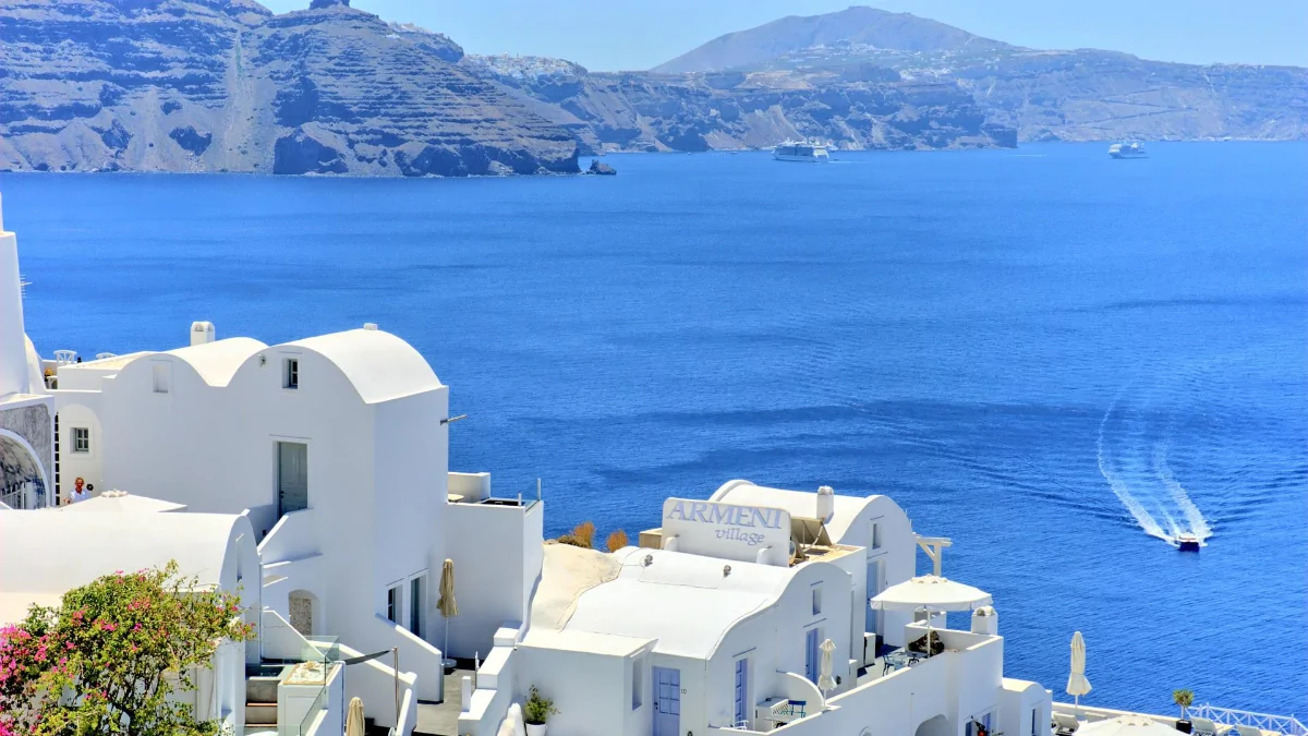 Paisagem de mar e arquitetura da Grécia